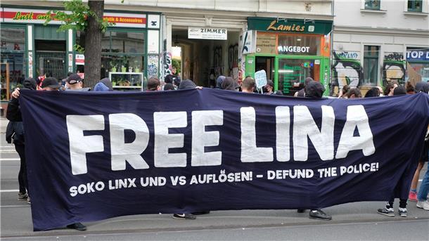 Prozess gegen mutmaßliche Linksextremisten: Urteil erwartet Unterstützer von Lina E. im Leipziger Stadtteil Connewitz. Wegen des Verdachts linksextreme Anschläge angeführt zu haben, sitzt die Studentin seit mehreren Monaten in Untersuchungshaft.