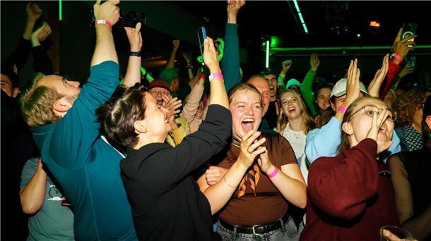 Bilder des Tages Unterstützerinnen und Unterstützer jubeln in dem Lokal in dem die Wahlparty der Initiative „Hamburger Zukunftsentscheid“ stattfindet.
