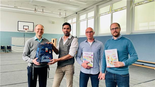 „Gleicher Start für alle“: Kirche hilft Grundschülern in Tarmstedt und Wilstedt Unterstützung für die Grundschulen in Wilstedt und Tarmstedt: Die Pastoren Benjamin Fromm (links) und Christoffer Klemme (rechts) überreichen symbolisch Ranzen und Arbeitshefte an Dirk Meyer (Grundschulkonrektor in Tarmstedt) und Jan Holsten.