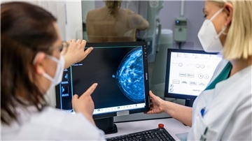Untersuchung auf Brustkrebs bei einem Mammographie-Screening. Künftig sollen auch Frauen im Alter zwischen 70 und 75 Jahren alle zwei Jahre Anspruch auf eine Mammographie haben.
