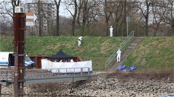 Jugendlicher tot am Kölner Hafen gefunden Untersuchungen am Fundort der Leiche.