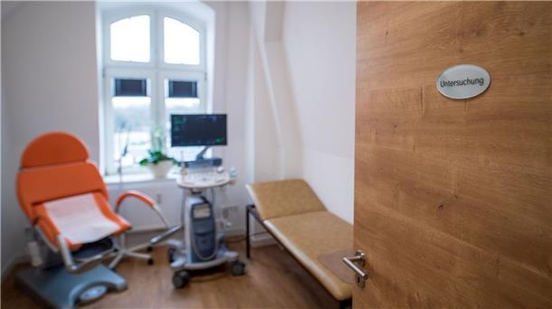 Mehr Schwangerschaftsabbrüche 2022 Untersuchungszimmer der Gynäkologie. Die Zahl der Schwangerschaftsabbrüche ist gestiegen.