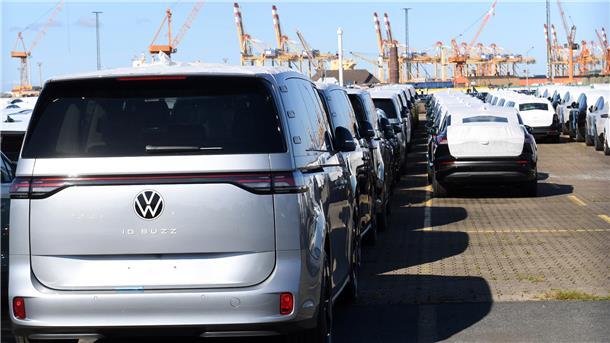 Neufahrzeuge parken im Hafen. 