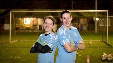 Unüberwindbar: Franziska Lühring und Svenja Feldmann, die Torhüterinnen des FC Geestland.