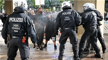 Unverhältnismäßige Gewalt gehe zum Beispiel auf Demonstrationen immer wieder von Polizisten aus und werde im Nachgang nicht ausreichend verfolgt, so die Kritik des UN-Experten.