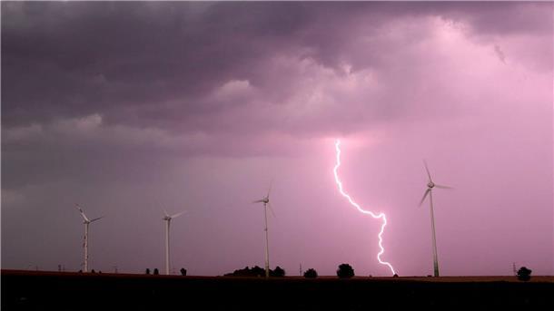 R+V: Klimawandel könnte Versicherungen unbezahlbar machen Unwetter mit Blitzen, Starkregen und Sturmböen können hohe Schäden verursachen. (Symbolbild)