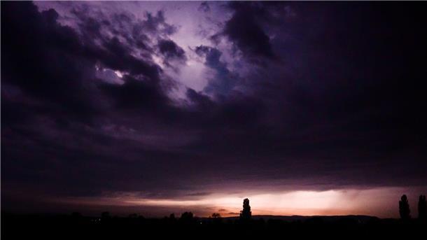 Abkühlung nach Spätsommer - Auftakt für den Herbst? Unwetter mit Blitzschlag und Starkregen sind in der Nacht über Niedersachsen hinweggezogen.
