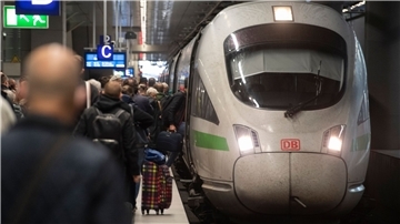 Unzählige Reisende sind am Samstag den norddeutschen Bahnhöfen gestrandet, weil der komplette Fernverkehr und teils auch der Regionalverkehr in weiten Teilen zum Erliegen gekommen ist.
