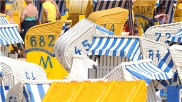 Urlaub an Nordsee ohne Strandkorb? Für die meisten kaum denkbar. Auch im Cuxland ist das maritime Sitzmöbel sehr beliebt. Die Tagesmietpreise sind je nach Standort sehr unterschiedlich. Foto: dpa/Wagner