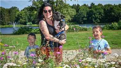 Urlaub zu Hause? Kein Problem für Angèle Deltgen und ihre Söhne Léon und Maurice. Mit Hund Oskar verbringen sie die Ferien vor der Haustür, zum Beispiel im Speckenbütteler Park.