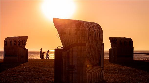 Urlauber genießen den Sonnenuntergang an der Wurster Küste – hier in Dorum-Neufeld. 2021 registrierte die Kurverwaltung 113522 Übernachtungsgäste.