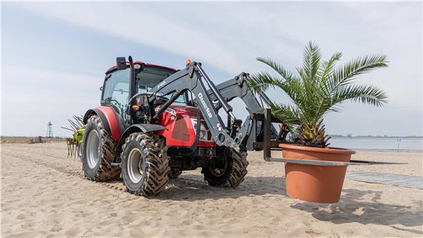 Weserstrandbad Bremerhaven: Was Besucher wissen müssen Ein Traktor mit Palme: Urlaubsfeeling per Gabelstapler – die Palmen ziehen an den Strand von Bremerhaven.