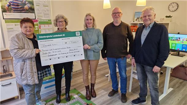 Ursula Schinski übergab den Scheck an Anne Allmers vom Kinderschutzbund. Das freute auch Annika Tannert, Uwe Peglau und Uwe Schubert (von links).