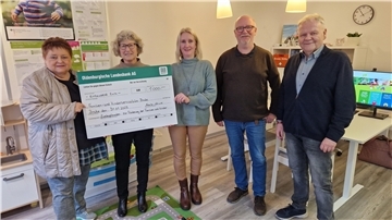 Ursula Schinski übergab den Scheck an Anne Allmers vom Kinderschutzbund. Das freute auch Annika Tannert, Uwe Peglau und Uwe Schubert (von links).