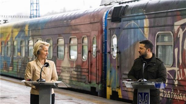Beitrittsverhandlung: Ukraine laut von der Leyen auf dem Weg Ursula von der Leyen ist in Kiew eingetroffen. Empfangen wurde sie von Wolodymyr Selenskyj.