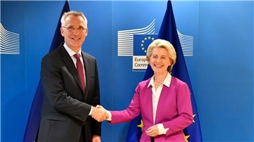Ursula von der Leyen, Präsidentin der Europäischen Kommission, und Nato-Generalsekretär Jens Stoltenberg vor einem Treffen im Brüsseler EU-Hauptquartier.