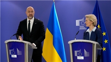 Ursula von der Leyen und der ukrainische Ministerpräsident Denys Schmyhal informierten über die Finanzhilfen.