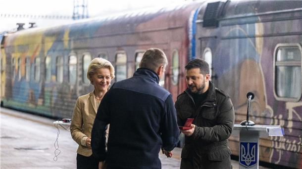 Beitrittsverhandlung: Ukraine laut von der Leyen auf dem Weg Ursula von der Leyen und Wolodymyr Selensky zeichnen einen Mitarbeiter der Bahn mit einer Medaille aus.