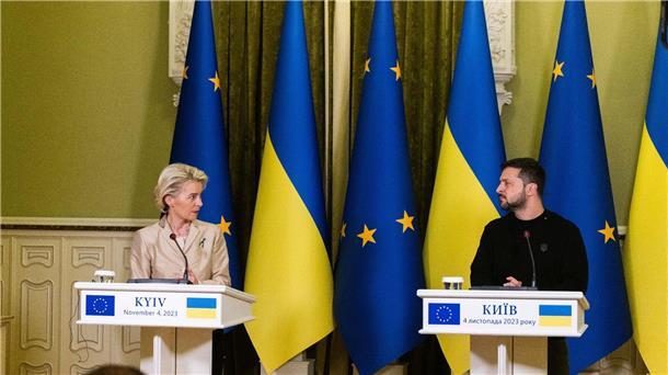 Beitrittsverhandlung: Ukraine laut von der Leyen auf dem Weg Ursula von der Leyen und Wolodymyr Selenskyj geben eine gemeinsame Pressekonferenz.