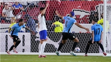 Uruguays Mathias Olivera (l) entscheidet mit seinem Tor das Aus der US-Mannschaft.