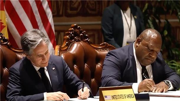 Blinken unterzeichnet Verteidigungspakt mit Papua-Neuguinea US-Außenminister Antony Blinken (l) und Premierminister James Marape unterzeichnen die Verteidigungskooperation.