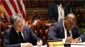 US-Außenminister Antony Blinken (l) und Premierminister James Marape unterzeichnen die Verteidigungskooperation.
