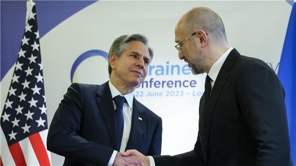 Krieg gegen die Ukraine: So ist die Lage US-Außenminister Antony Blinken (l) und der ukrainische Ministerpräsident Denys Schmyhal bei der Internationalen Konferenz zum Wiederaufbau der Ukraine in London.