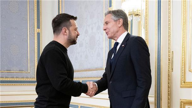 Krieg gegen die Ukraine: So ist die Lage US-Außenminister Antony Blinken wird von dem ukrainischen Präsidenten Wolodymyr Selenskyj (l) begrüßt.