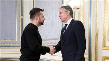 US-Außenminister Antony Blinken wird von dem ukrainischen Präsidenten Wolodymyr Selenskyj (l) begrüßt.