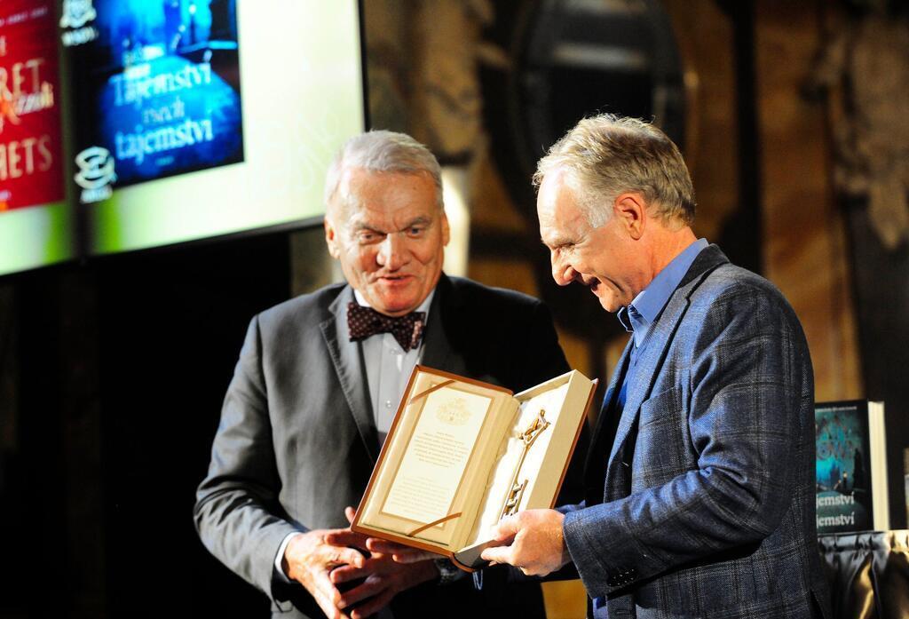 US-Erfolgsautor Dan Brown (r) nimmt symbolisch den Schlüssel zur tschechischen Hauptstadt Prag in Empfang.