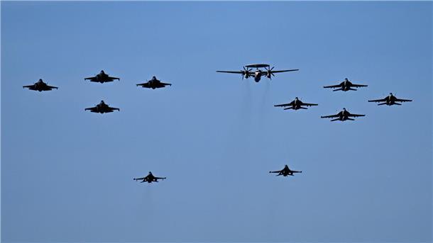 US-Flugzeugträger zu Nato-Übung in der Nordsee US-Flugzeugträger zu Nato-Übung in der Nordsee