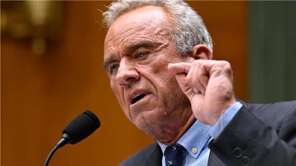 Kennedy Jr. streicht halbe Milliarde bei mRNA-Impfstoffen US-Gesundheitsminister Robert F. Kennedy Jr. streicht Geld für die Entwicklung von mRNA-Impfstoffen.