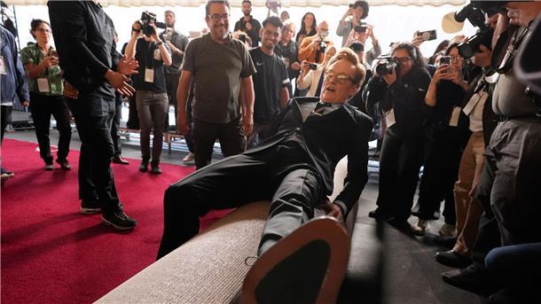 US-Komiker Conan O’Brien steht erstmals als Oscar-Gastgeber auf der Bühne. 
