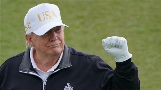 US-Präsident Donald Trump - passionierter Golfer - hat seinen Besuch für den ersten Tag am Freitag angekündigt. (Archiv-Foto)