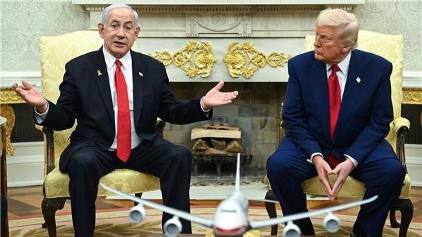 US-Präsident Donald Trump (r) und Israels Ministerpräsident Benjamin Netanjahu treffen sich im Oval Office des Weißen Hauses.