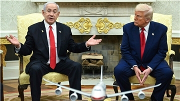US-Präsident Donald Trump (r) und Israels Ministerpräsident Benjamin Netanjahu treffen sich im Oval Office des Weißen Hauses.