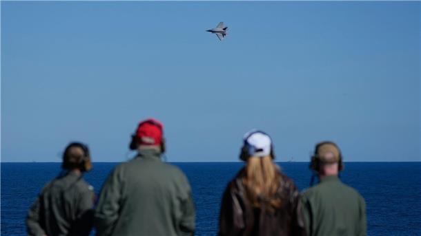 Bilder des Tages US-Präsident Donald Trump und First Lady Melania Trump beobachten an Bord des Flugzeugträgers USS George H.W. Bush im Atlantik vor der Küste von Norfolk ein Kampfflugzeug im Rahmen des 250-jährigen Jubiläums der US-Marine.