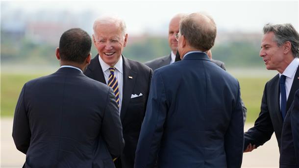 US-Präsident Biden umwirbt Asean-Staaten US-Präsident Joe Biden (2.v.l) und Außenminister Antony Blinken (r) werden bei ihrer Ankunft in Phnom Penh begrüßt.