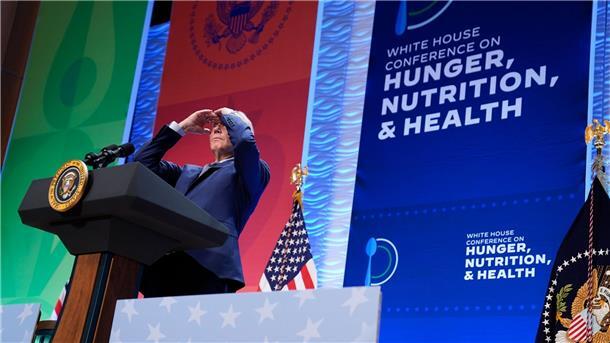 Biden scheint bei Auftritt nach toter Abgeordneter zu suchen US-Präsident Joe Biden bei seinem Auftritt im Weißen Haus.