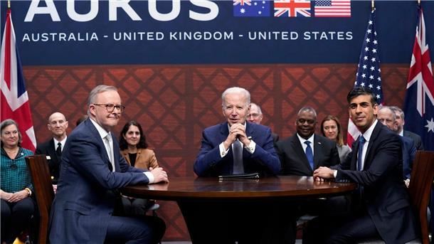 USA, Großbritannien und Australien treiben U-Boot-Pakt voran US-Präsident Joe Biden empfängt den australischen Regierungschef Anthony Albanese (l) und den britischen Premier Rishi Sunak (r) in San Diego.