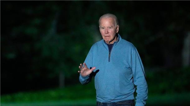 US-Präsident Joe Biden geht über den Südrasen des Weißen Hauses.