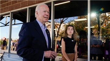 US-Präsident Joe Biden hat in Delaware mit Enkelin Natalie Biden seine Stimme für die Kongresswahlen abgegeben.