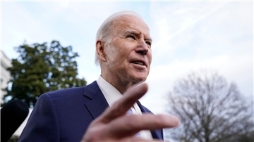 US-Präsident Joe Biden im Gespräch mit Reportern.