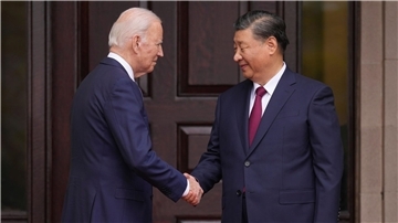 US-Präsident Joe Biden (l) sagte, die Gespräche gehörten zu den „konstruktivsten und produktivsten“, die er mit Chinas Staatschef Xi Jinping gehabt habe.