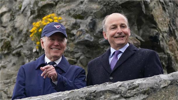 Biden in Irland: Wirtschaftspotenzial nutzen US-Präsident Joe Biden (l) und Micheal Martin, stellvertretender Premierminister von Irland, am Carlingford Castle.