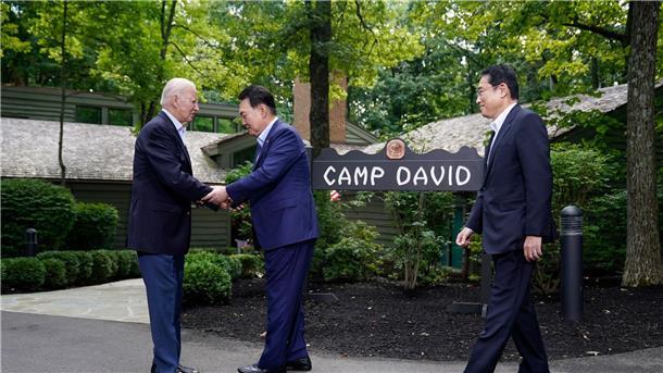 US-Präsident Joe Biden (l)begrüßt seine Gäste zum Gipfel in Camp David.