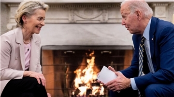 US-Präsident Joe Biden mit EU-Kommissionspräsidentin Ursula von der Leyen im Oval Office des Weißen Hauses.