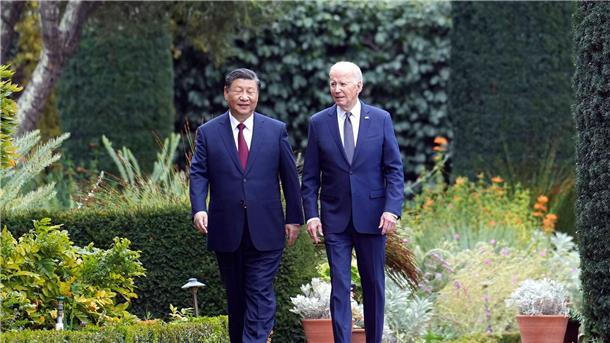 Biden: USA und China nehmen Militär-Kommunikation wieder auf US-Präsident Joe Biden (r), und Chinas Staatschef Xi Jingping kamen zu Gesprächen in San Francisco zusammen.