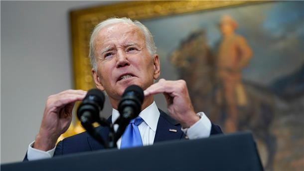 US-Präsident Joe Biden spricht im Roosevelt Room des Weißen Hauses.