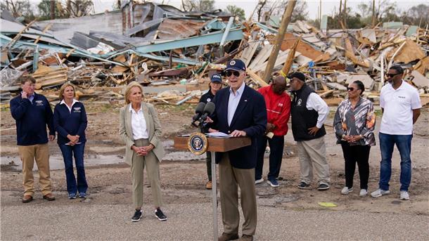 Tornados, Tod und Verwüstung in den USA US-Präsident Joe Biden spricht nach der Begutachtung der Tornadoschäden in Rolling Fork, Mississippi.